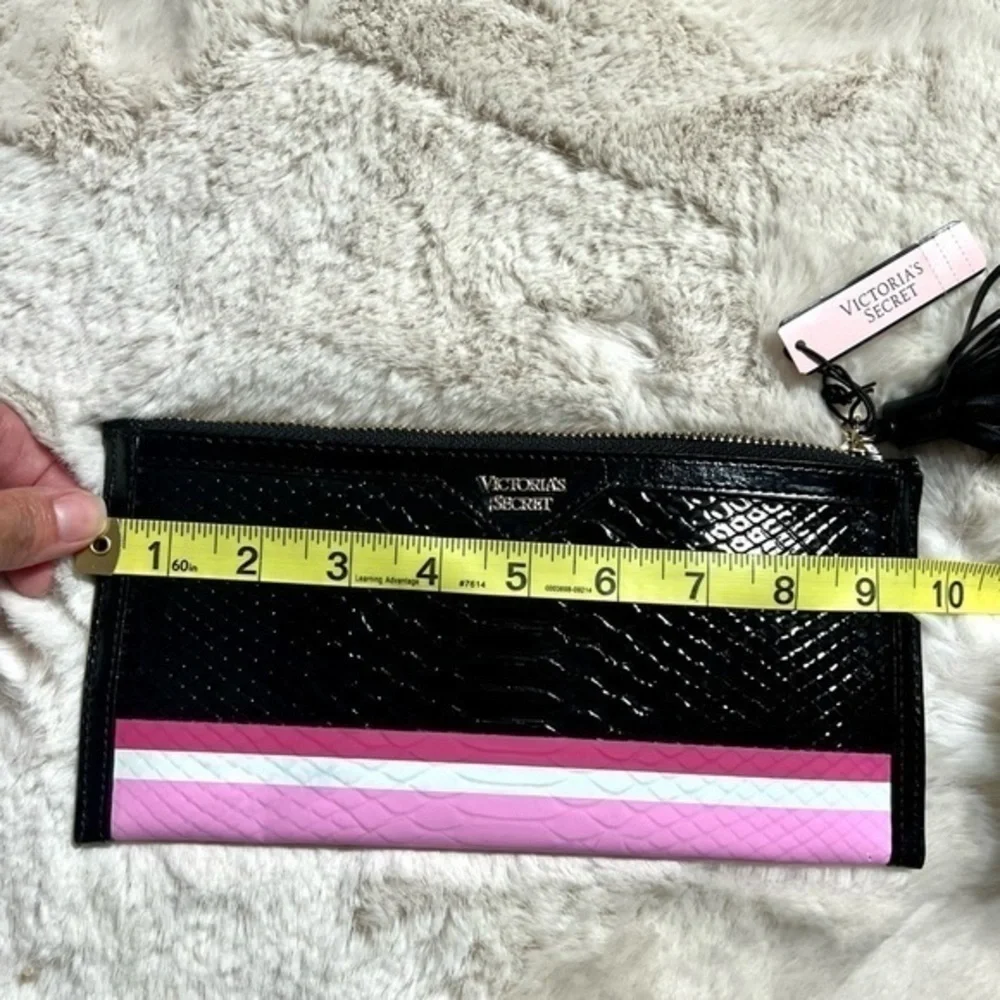 ⭐️⭐️Victoria's Secret Zippered Croc Snakeskin Clutch - Picture 9 of 10